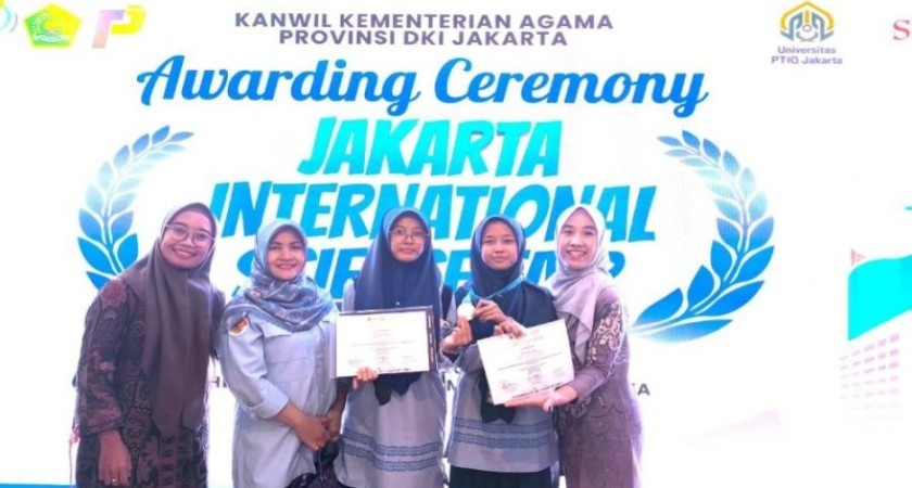 Tim Riset MTs Negeri 17 Ukir Prestasi di Jakarta International Science Fair 2025