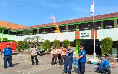 Siswa Kelas 7 MTsN 17 Jakarta Ikuti Penyuluhan Tanggap Bencana Bersama Damkar